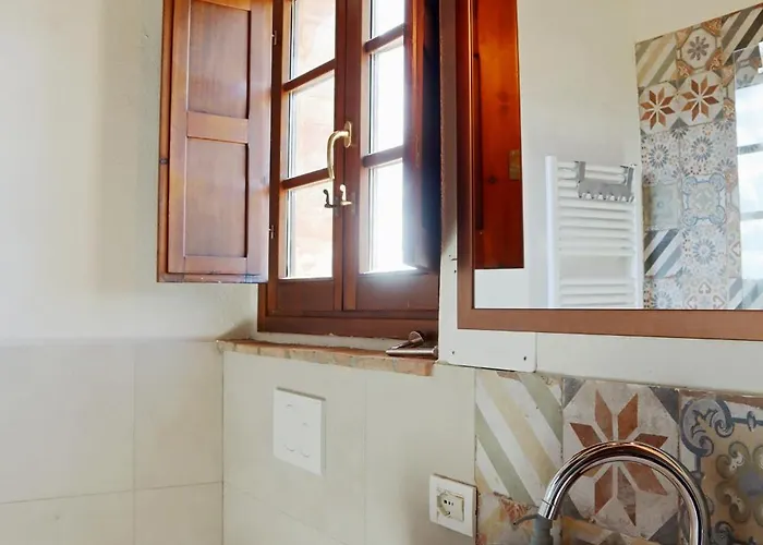 Lovely 6 Bed Tuscan Villa